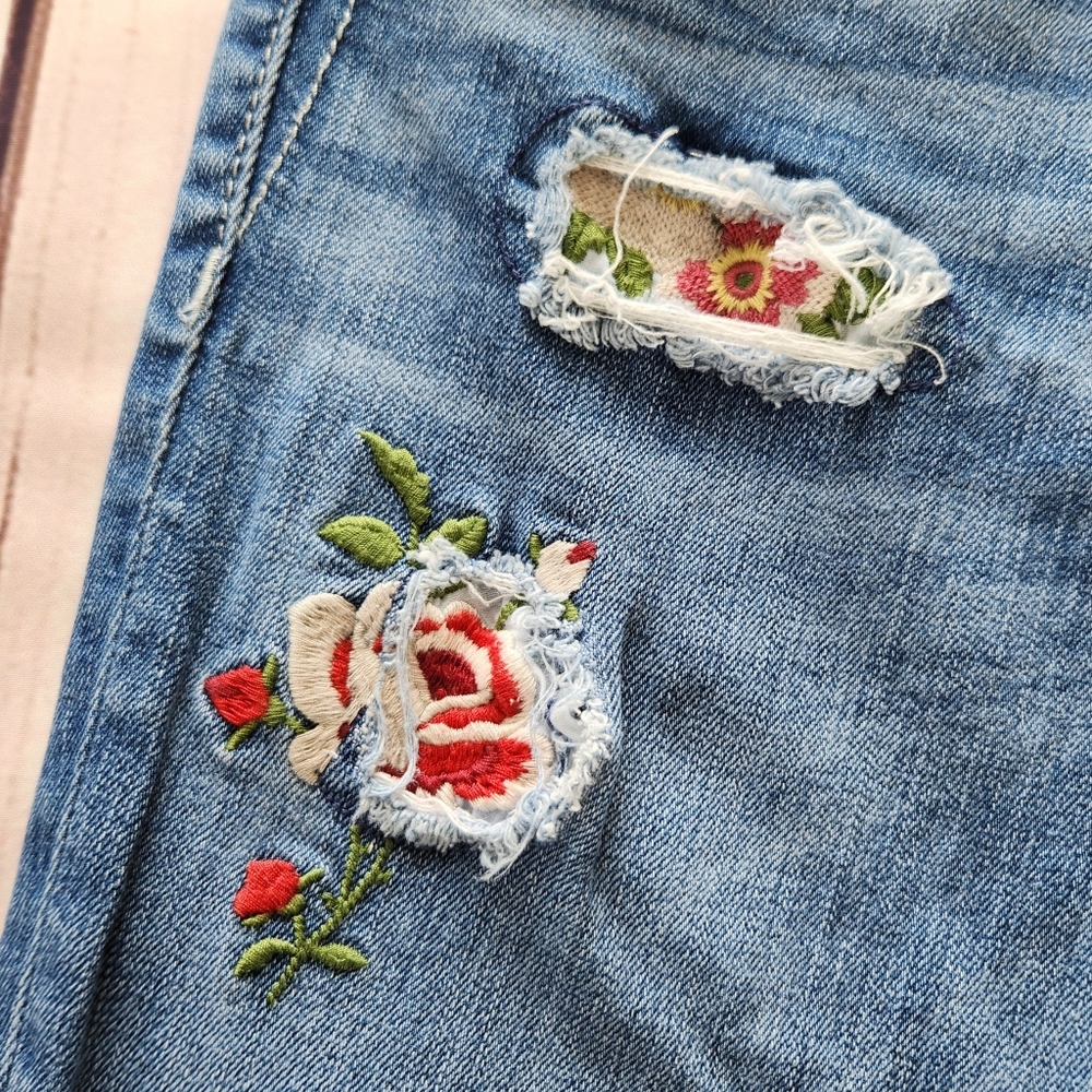 Miss Me "Mid-rise Skinny" Embroidered Floral Patch Blue Jean | Women's Size 27 - Picture 3 of 11